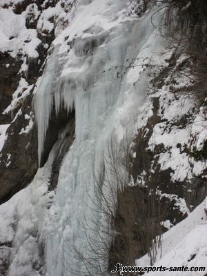 Cascade de glaces en hiver du village de sixt fer à cheval dans les Alpes